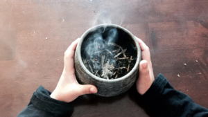 herbes qui brûlent dans un bol de marabout